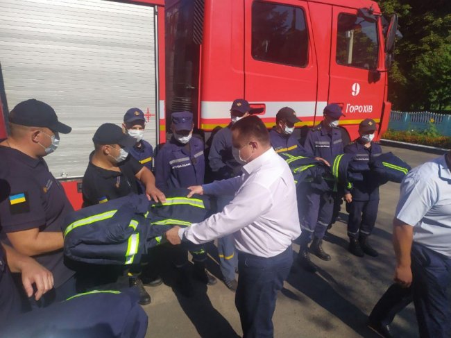 Відповідає європейським стандартам: волинські вогнеборці отримали новий бойовий одяг. ФОТО