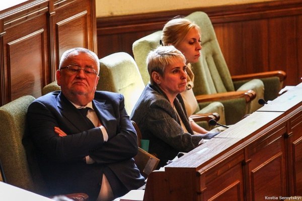 Борис Клімчук у ложі ПР разом із новим депутатом Світланою Вакулкою (остання справа). Фото Костянтина Семицького