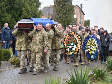 У Княгининку під рясним дощем в останню дорогу провели полеглого захисника Володимира Олійника. ФОТО