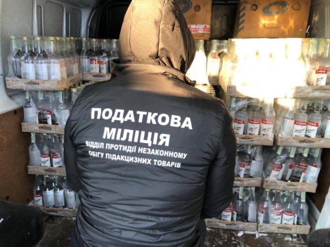 Поблизу Луцька затримали бус із 100 ящиками контрафактної горілки