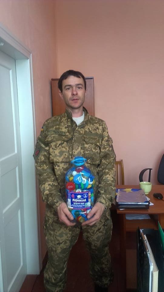 Військовий під обстрілами збирав пластикові кришечки. ФОТО