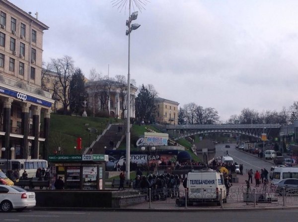 Йолка, Майдан, спецназ і квіти. ФОТО