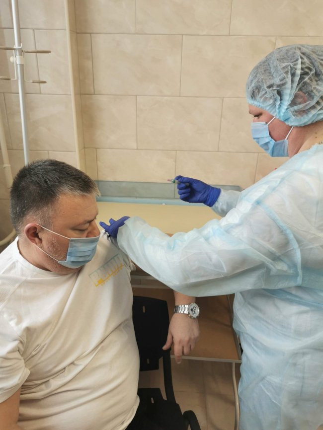 Очільник луцької поліклініки разом з дружиною вакцинувався від коронавірусу 