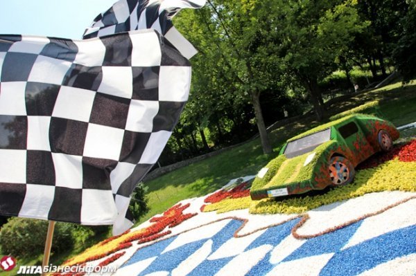 У Києві ‒ виставка авто з квітів. ФОТО