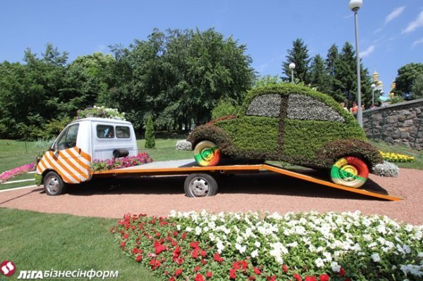 У Києві ‒ виставка авто з квітів. ФОТО