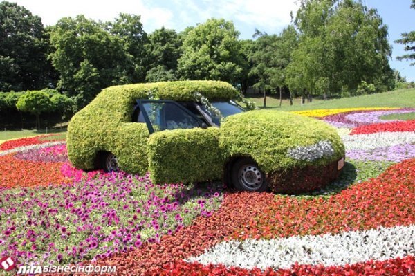 У Києві ‒ виставка авто з квітів. ФОТО