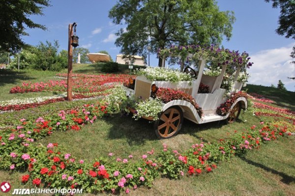 У Києві ‒ виставка авто з квітів. ФОТО