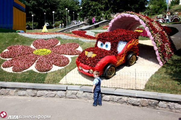 У Києві ‒ виставка авто з квітів. ФОТО