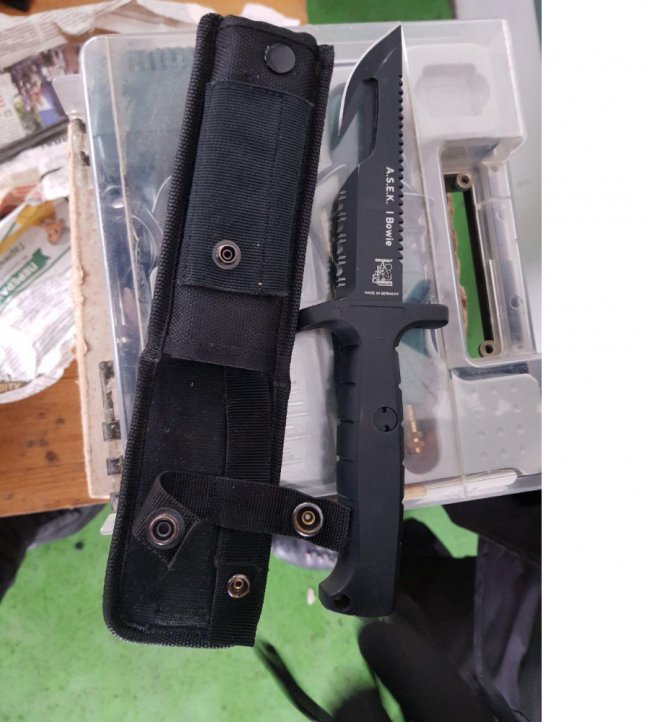 На «Ягодині» затримали чоловіка, який перевозив багато ножів