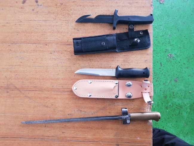 На «Ягодині» затримали чоловіка, який перевозив багато ножів