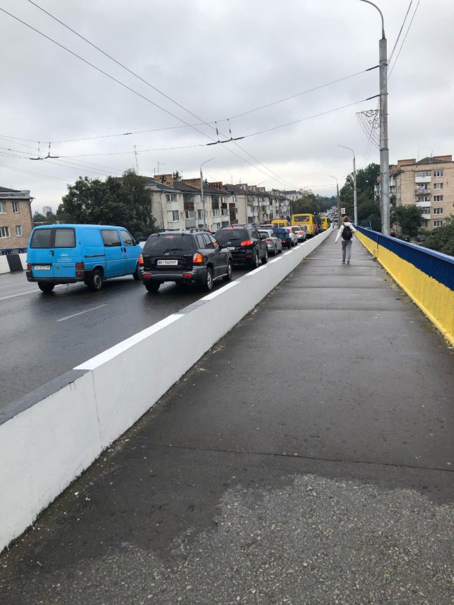 На мосту у Луцьку – потрійна аварія. ФОТО 