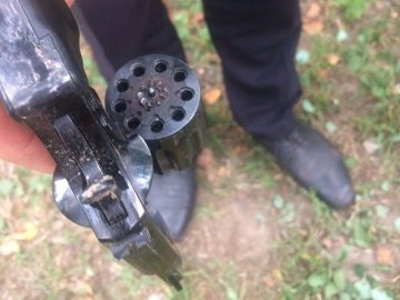 Лучанин погрожував дружині пістолетом