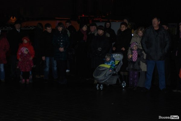 У Луцьку поєднали колядки і фаєр-шоу. ФОТО
