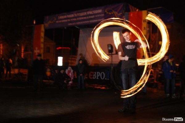 У Луцьку поєднали колядки і фаєр-шоу. ФОТО