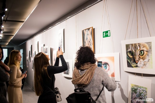 Точність ліній та глибина поглядів: у луцькому «Промені» презентували виставку Вікторії Марценюк