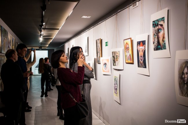 Точність ліній та глибина поглядів: у луцькому «Промені» презентували виставку Вікторії Марценюк