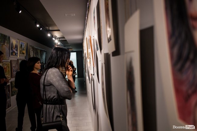 Точність ліній та глибина поглядів: у луцькому «Промені» презентували виставку Вікторії Марценюк