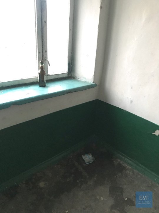 Порожні пляшки, недопалки та антисанітарія: у квартирі у Нововолинську влаштували притон. ФОТО. ВІДЕО