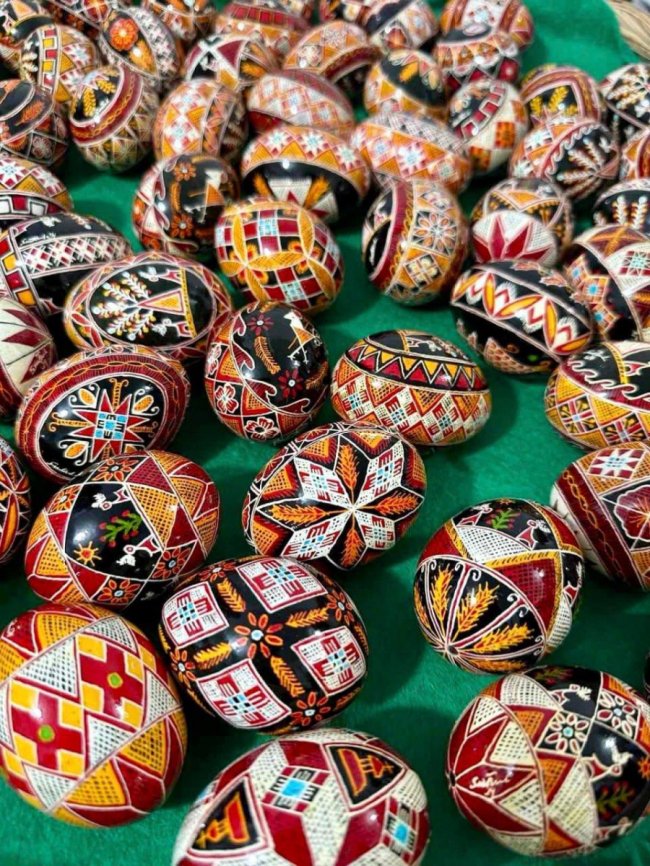 Українське подружжя з Бразилії створило 120 тисяч писанок