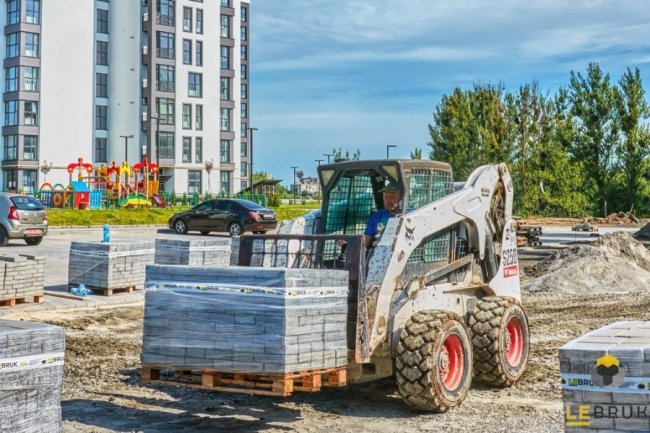 Як на ЖК «Супернова» вкладають бруківкою велику парковку*