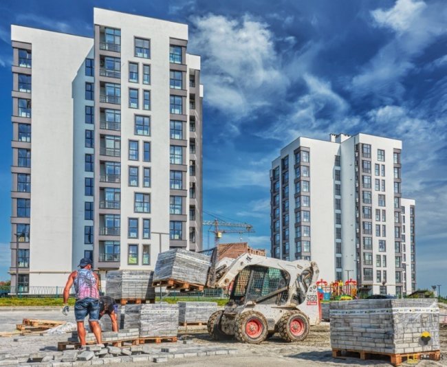 Як на ЖК «Супернова» вкладають бруківкою велику парковку*