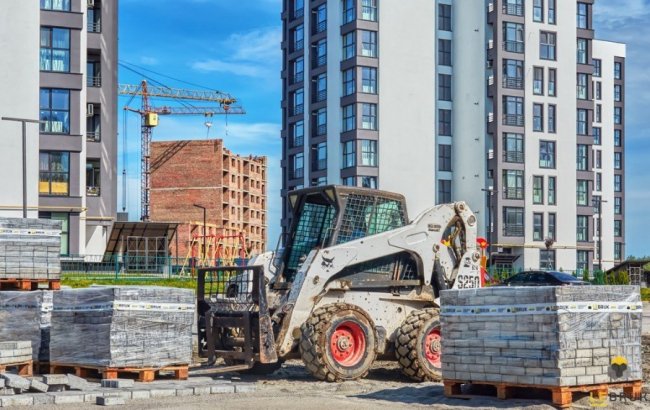 Як на ЖК «Супернова» вкладають бруківкою велику парковку*