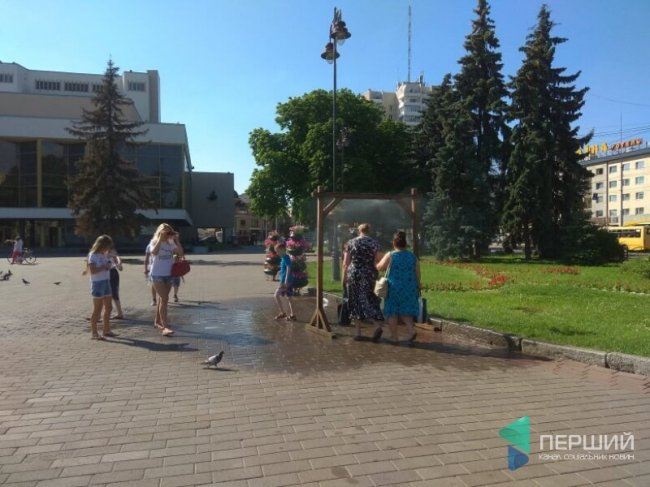 Порятунок від спеки: у  Луцьку встановили вуличні душі. ФОТО 