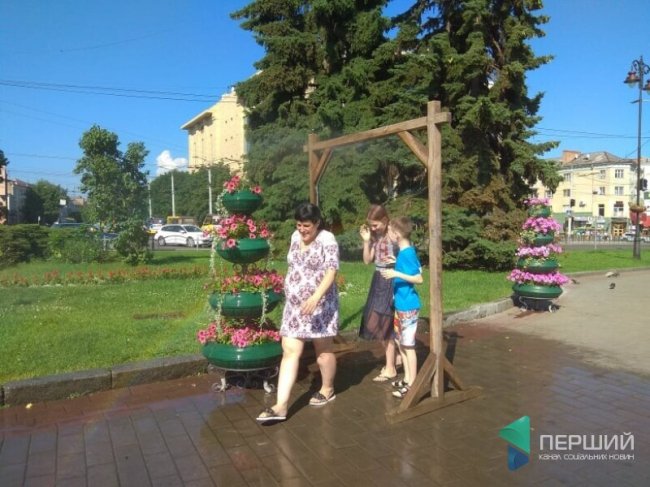 Порятунок від спеки: у  Луцьку встановили вуличні душі. ФОТО 