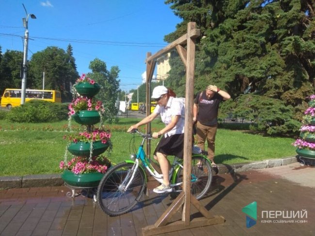 Порятунок від спеки: у  Луцьку встановили вуличні душі. ФОТО 