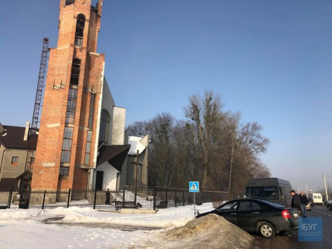 На Волині зіткнулися бус і легковик. ФОТО