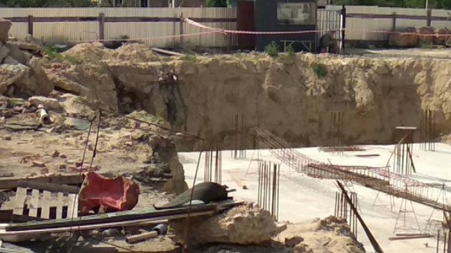 Смерть на будівництві: у Луцьку чоловіка засипало піском. ФОТО