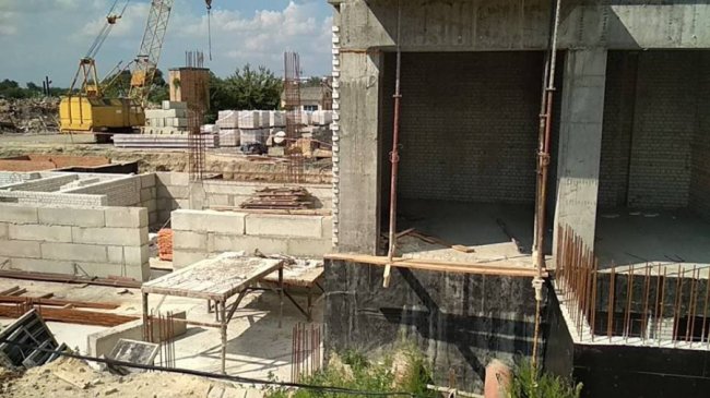 Смерть на будівництві: у Луцьку чоловіка засипало піском. ФОТО