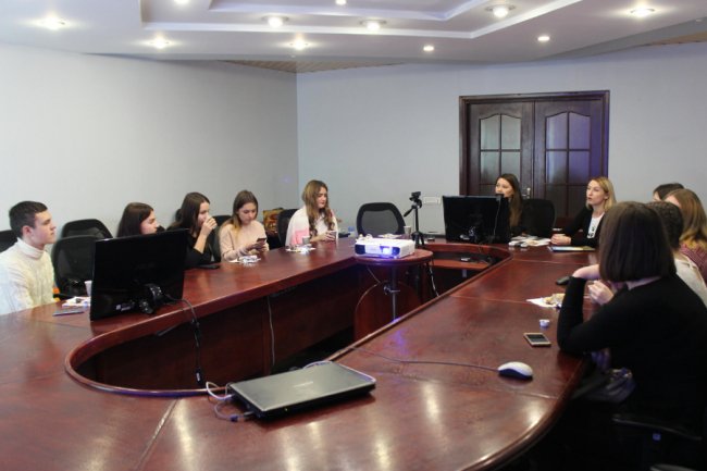 Луцькі студенти пили каву з банкірами*