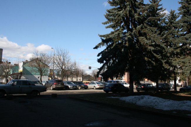  Господарський підхід: територію навколо Луцької райради облагородять та розширять парковку