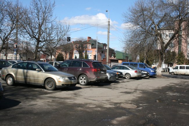  Господарський підхід: територію навколо Луцької райради облагородять та розширять парковку