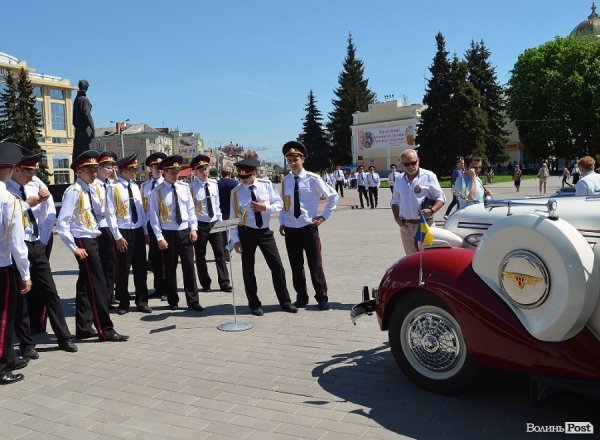 У Луцьку – виставка ретро-автомобілів. ФОТО