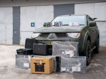 Працівники луцької мерії придбали для ЗСУ авто і дрони