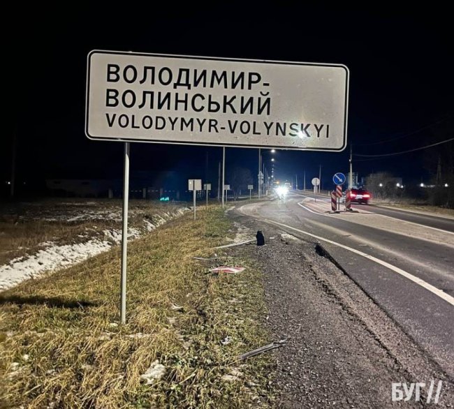 На Волині водій на швидкості влетів у острівок безпеки та зніс кілька знаків. ФОТО