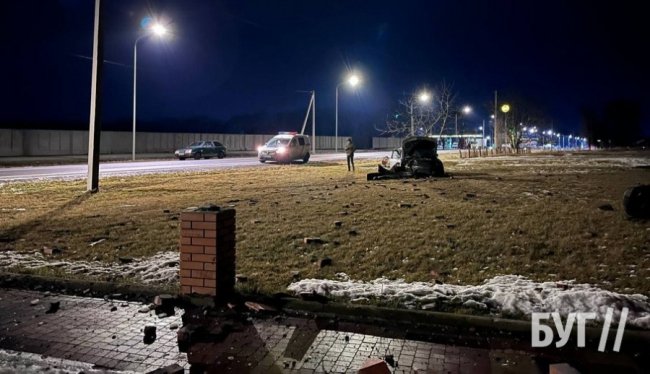 На Волині водій на швидкості влетів у острівок безпеки та зніс кілька знаків. ФОТО