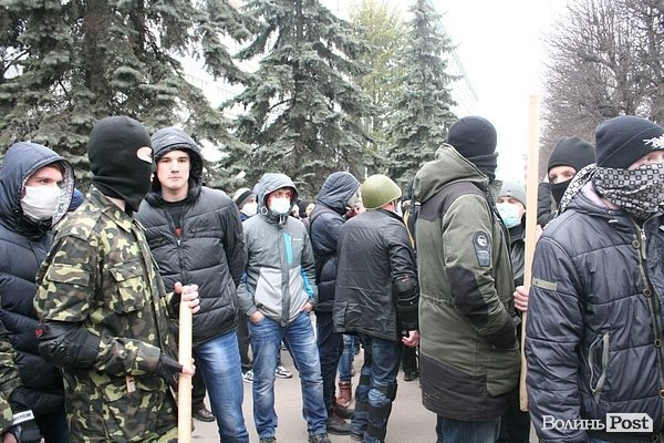 «Правий сектор» під стінами СБУ Волині. ФОТО. ВІДЕО