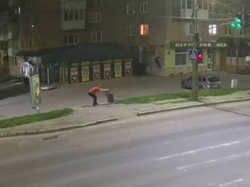 У Луцьку неадекват влаштував боротьбу з урною для сміття. ВІДЕО