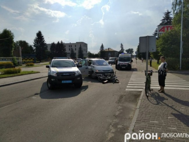 У центрі волинського міста –  аварія: мінівен зіткнувся з мопедом. ФОТО