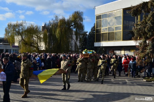 Загинув у день народження: Луцьк попрощався з воїном Віктором Лахаєм. ФОТОРЕПОРТАЖ