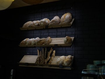 У Луцьку відкрилася кав'ярня, де можна поспостерігати за процесом випікання хліба. ФОТО