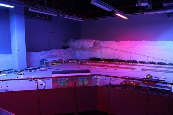 Поруч з містом розкинувся макет аеропорту, з якого кожні 5 хвилин злітає або приземляється літак