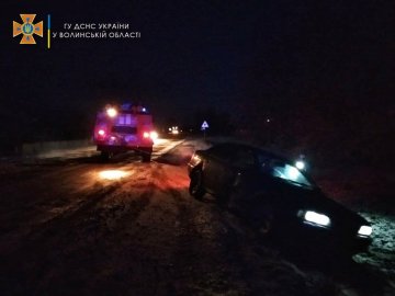 На Волині рятувальники відбуксирували три авто, в яких перебувало 11 людей. ВІДЕО
