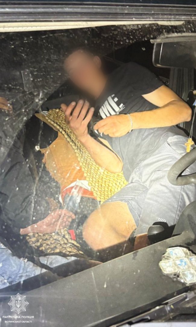 На Волині п'яний водій в'їхав  у припаркований автомобіль 