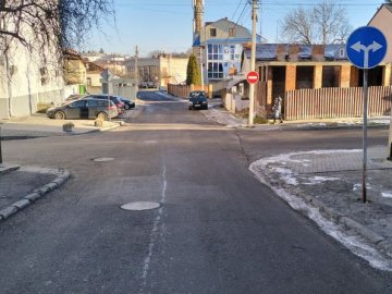 На одній з вулиць у центрі Луцька встановили нові дорожні знаки: як їздити водіям