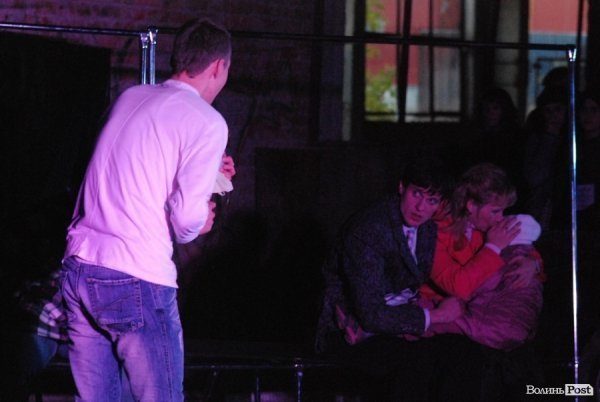 драма для дорослих «Метро»