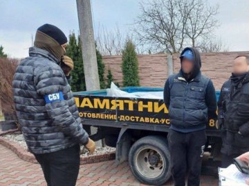 На Київщині доглядач кладовища просив за ділянки землі тисячі доларів